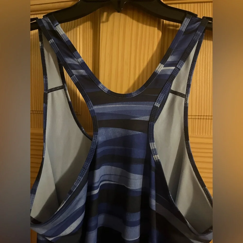 Nike Dri Fit Black and Blue Stripped Tank Top Size‎ Medium